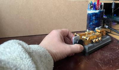 Using an Intrepid bug Morse key